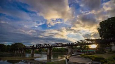 Kanchanaburi, Tayland 'daki Bridge River Kwai' nin 4k. Gününden Geceye