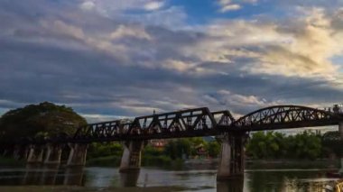 Kanchanaburi, Tayland 'daki Bridge River Kwai' nin 4k. Gününden Geceye