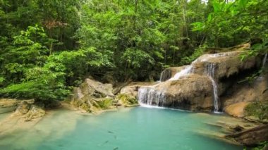 Kanchanaburi, Tayland 'da Neolissochilus stracheyi balığıyla Erawan Şelalesi' nin 4k-zaman atlaması