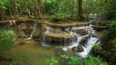 Khuean Srinagarindra Ulusal Parkı, Kanchanaburi Eyaleti, Tayland 'da Huay Mae Kamin Şelalesinin 6. Katındaki 4k hızlandırılmış