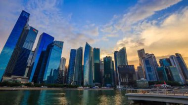 Singapur 'un merkez iş bölgesi binasının günden geceye hızlandırılması 
