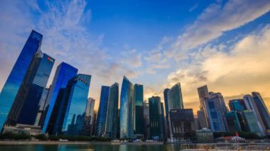 Singapur 'un merkez iş bölgesi binasının günden geceye hızlandırılması 