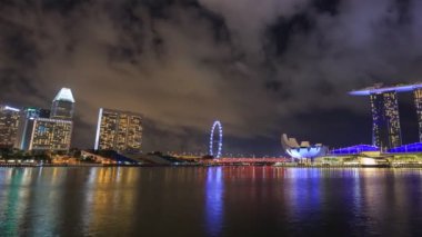 SINGAPORE - 19 AUG 2017: gece marina koyunun hızlandırılmış hali, Singapur kentsel manzarası