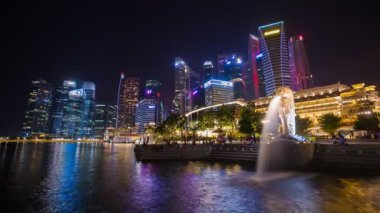 SINGAPORE - 19 AUG 2017: Geceleyin ziyaret edilen Merlion Park 'ın zaman aşımı (Singapur' un ünlü simgesi))