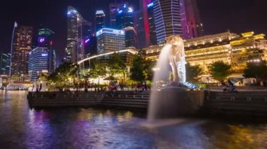 SINGAPORE - 19 AUG 2017: Geceleyin ziyaret edilen Merlion Park 'ın zaman aşımı (Singapur' un ünlü simgesi))