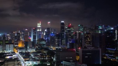 Gece Singapur şehrinin 4k 'lık hızlandırılmış şehir manzarası