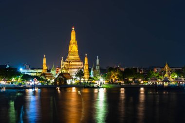 Bangkok, Tayland 'da Chao Phraya nehri ile Wat Arun Tapınağı