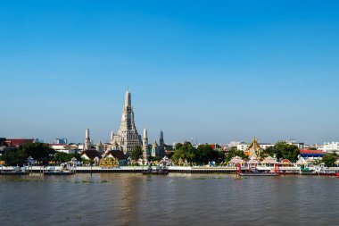 Wat Arun Tapınağı ve Chao Phraya Nehri Bangkok, Tayland 'da mavi gökyüzü