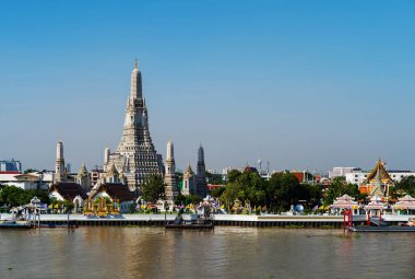 BANGKOK, THAILAND 25 Ekim 2020; Chao Phraya nehri ile Wat Arun Tapınağı, Tayland