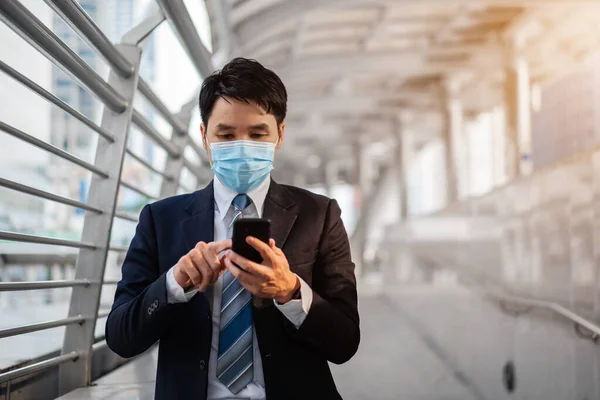 Hombre Negocios Usando Teléfono Inteligente Usando Máscara Médica Durante Pandemia — Foto de Stock
