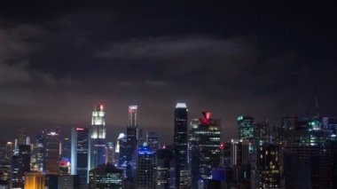 Gece Singapur şehrinin 4k 'lık hızlandırılmış şehir manzarası