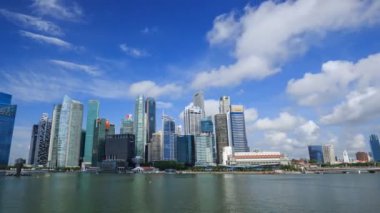 Singapur şehrinin merkezi iş merkezi binasının mavi gökyüzü manzarasının 4k hızlandırılmış görüntüsü