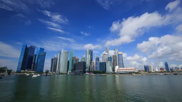 青い空とシンガポール市の中心ビジネス地区の建物の眺めの4Kタイムラプス — ストック動画