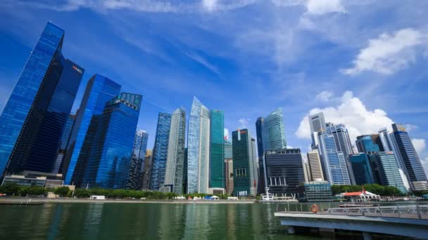 青い空とシンガポール市の中心ビジネス地区の建物の眺めの4Kタイムラプス — ストック動画