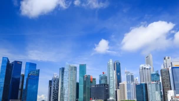 青空のシンガポール市中心部ビジネス地区の建物の眺めのタイムラプス — ストック動画