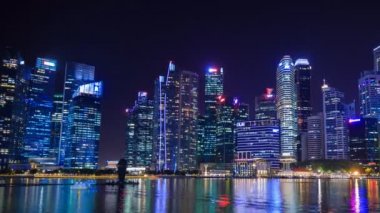 Singapur 'un merkez iş bölgesi binasının gece 4k. Hızlandırılması