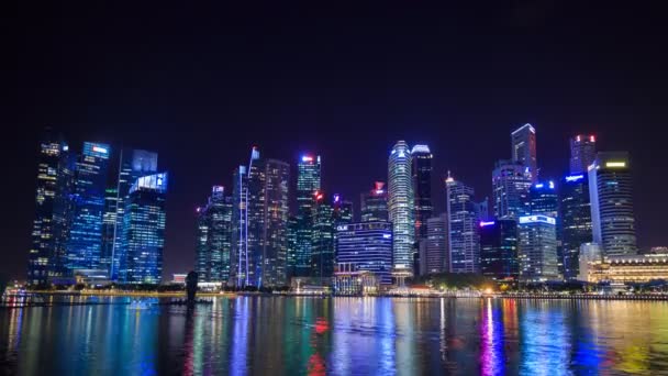 夜のシンガポールのビジネス街の中心部の建物の4Kタイムラプス — ストック動画
