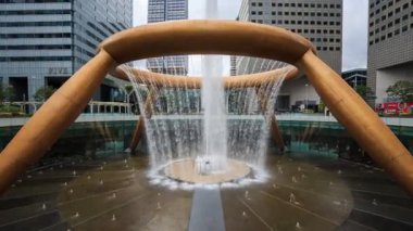 SINGAPORE - 22 AUG 2017: Zenginlik Çeşmesi 'nin zaman aşımı, Singapur' un Suntec şehrinde ünlü bir yerdir.