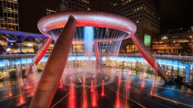 SINGAPORE - 22 AUG 2017: Zenginlik Çeşmesi 'ndeki ışık gösterisinin zaman aşımına uğraması, Singapur' un Suntec şehrindeki ünlü yerdir.