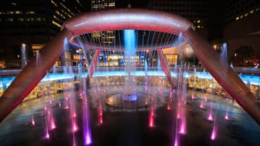 SINGAPORE - 22 AUG 2017: Zenginlik Çeşmesi 'ndeki ışık gösterisinin zaman aşımına uğraması, Singapur' un Suntec şehrindeki ünlü yerdir.