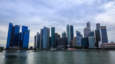 Singapur 'un merkez iş bölgesi binasının günden geceye hızlandırılması 