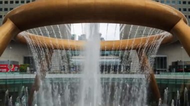 SINGAPORE - 22 AUG 2017: Zenginlik Çeşmesi 'nin zaman aşımı, Singapur' un Suntec şehrinde ünlü bir yerdir.