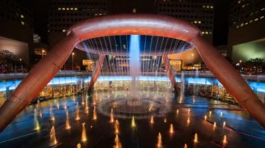 SINGAPORE - 22 AUG 2017: Zenginlik Çeşmesi 'ndeki ışık gösterisinin zaman aşımına uğraması, Singapur' un Suntec şehrindeki ünlü yerdir.