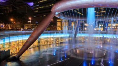 SINGAPORE - 22 AUG 2017: Zenginlik Çeşmesi 'ndeki ışık gösterisinin zaman aşımına uğraması, Singapur' un Suntec şehrindeki ünlü yerdir.