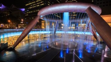 SINGAPORE - 22 AUG 2017: Zenginlik Çeşmesi 'ndeki ışık gösterisinin zaman aşımına uğraması, Singapur' un Suntec şehrindeki ünlü yerdir.