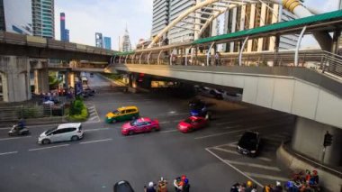 Halka açık gökyüzü yürüyüşü ve Chong Nonsi gökyüzü tren istasyonu, Bangkok, Tayland 'da trafik