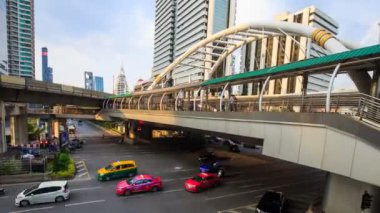 Halka açık gökyüzü yürüyüşü ve Chong Nonsi gökyüzü tren istasyonu, Bangkok, Tayland 'da trafik