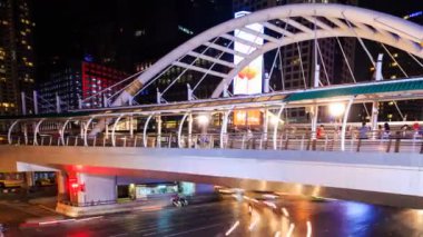 Gece, Bangkok, Tayland 'daki Chong Nonsi gökyüzü tren istasyonunda 4k zaman atlaması ve trafik