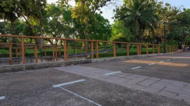 Bangkok 'taki Benjakitti parkında kimliği belirsiz ziyaretçilerin 4K' lık gecikmesi yaşanıyor