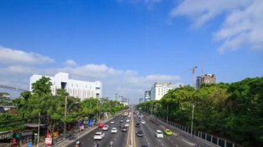 Bangkok, Tayland 'daki Kasetsart Üniversitesi' nde Ngamwongwan Yolu 'ndaki trafiğin hızlandırılması