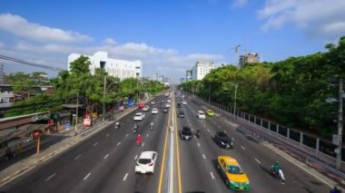 Bangkok, Tayland 'daki Kasetsart Üniversitesi' nde Ngamwongwan Yolu 'ndaki trafiğin hızlandırılması