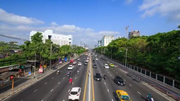 タイのバンコクにあるカセサート大学のNgamwongwan Roadでの交通の4Kタイムラプス — ストック動画