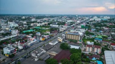 Nakhon Ratchasima şehrinin ya da Korat 'ın gün batımında, Tayland' daki hava görüntüsünün günden geceye zamanlaması