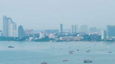 Pattaya şehrinin zaman çizelgesi ve limana yanaşan çok sayıda tekne