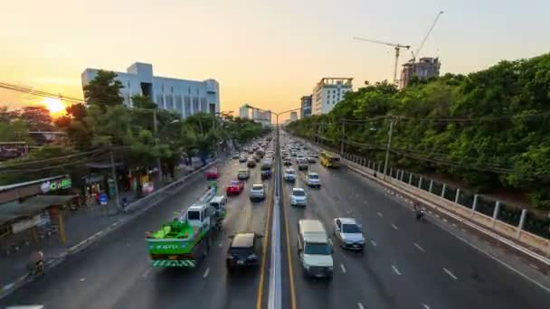 タイのバンコクにあるカセサート大学の南門湾道路での交通渋滞の4K日から夜へ — ストック動画