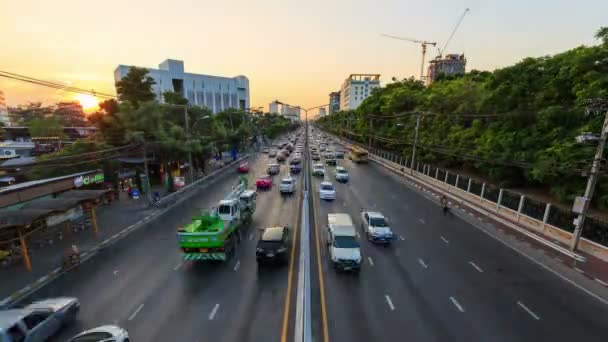 タイのバンコクにあるカセサート大学の南門湾道路での交通渋滞の4K日から夜へ — ストック動画