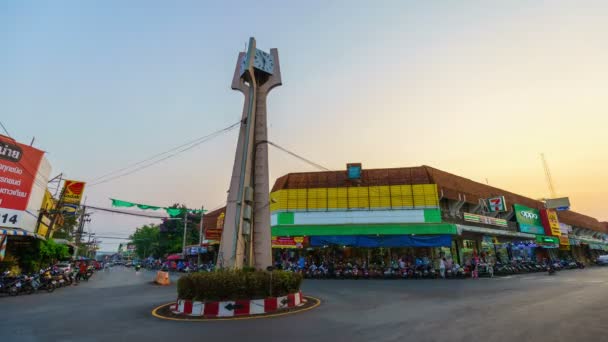 Timelapse Día Noche Torre Del Reloj Khonburi Hito Centro Ciudad — Vídeo de stock