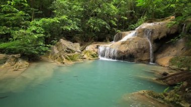 Kanchanaburi, Tayland 'da Neolissochilus stracheyi balığıyla Erawan Şelalesinin 1. seviyesi.