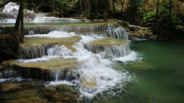Huay Mae Kamin Şelalesinin 1. katı Khuean Srinagarindra Ulusal Parkı, Kanchanaburi Eyaleti, Tayland