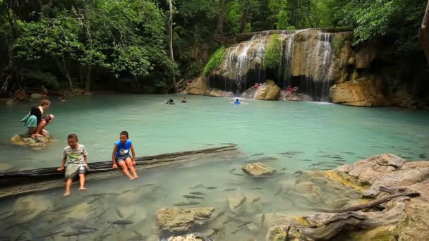 Kanchanaburi Thailand Junho Pessoas Que Viajam Tomam Banho Cachoeira Erawan — Vídeo de Stock