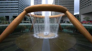 SINGAPORE - 22 AUG 2017: Zenginlik Çeşmesi, Singapur 'un Suntec şehrinde ünlü bir yerdir.