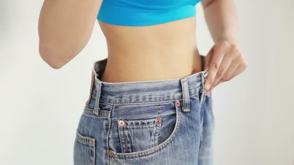 Wanita Menunjukkan Penurunan Berat Badannya Dan Mengenakan Jeans Lamanya — Stok Video