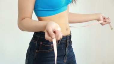 Belinde şerit olan kadın.