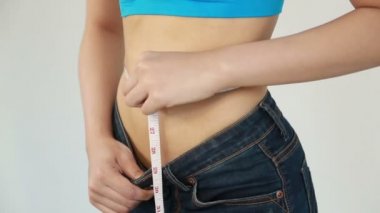 Belinde şerit olan kadın.