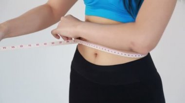 Belinde şerit olan kadın.