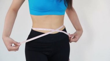 Belinde şerit olan kadın.